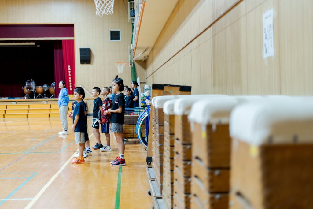スポーツチームとは何ですか?スポーツチームに所属することの価値とは何でしょうか?本記事では、協調性やリーダーシップがどのように育まれるのか、チームスポーツを通じた子どもの成長の姿をわかりやすく解説します。