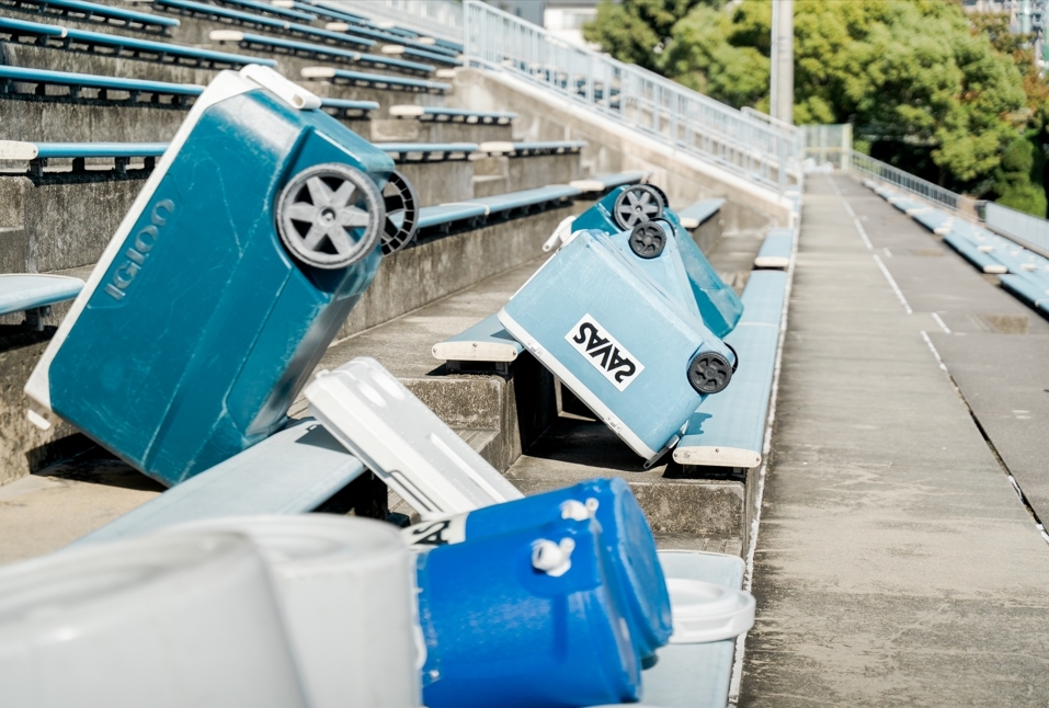 夏のスポーツ写真撮影は、暑さによる集中力の低下や機材の過熱など、意外と難しいといわれています。本記事では、カメラマン自身の暑さ対策から夏の撮影に欠かせないアイテム、夏特有の光や湿度への対応法まで、失敗しないための7つのコツを詳しく紹介します。
暑い季節だからこそ残せる、かけがえのない一瞬を美しく記録しましょう。
